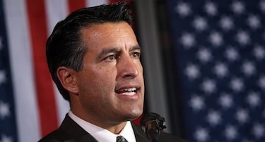 Gobernador de Nevada rechaza ser nominado a la Corte Suprema de EU