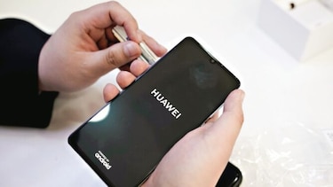 Facebook acata orden de Trump y se aleja de Huawei
