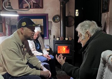 El rapero Residente visita en Montevideo al expresidente uruguayo José Mujica