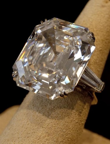 Anillo de Elizabeth Taylor se subasta por ocho millones de dólares