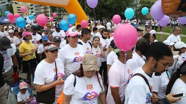Miles de personas participan en la XIX caminata familiar Susie Thayer