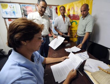 Presidencia ordena a empleados públicos trabajar una hora más al día