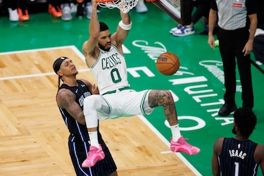 Un cuarto y medio le basta a los Celtics en el inicio de los playoffs