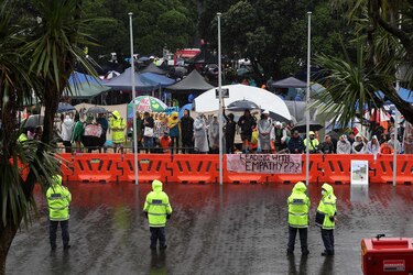 Manifestantes continúan protesta antivacunas en Nueva Zelanda pese a un ciclón
