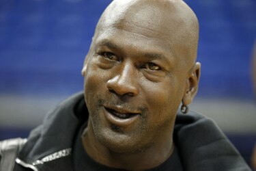 Michael Jordan se emociona al recibir homenaje
