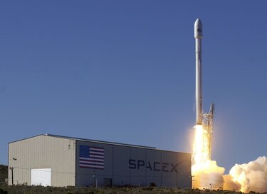 SpaceX intentará aterrizaje de cohete durante lanzamiento de satélite