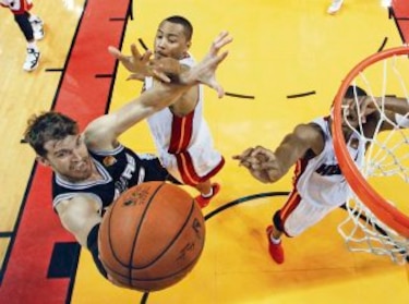 Spurs ganan el tercero