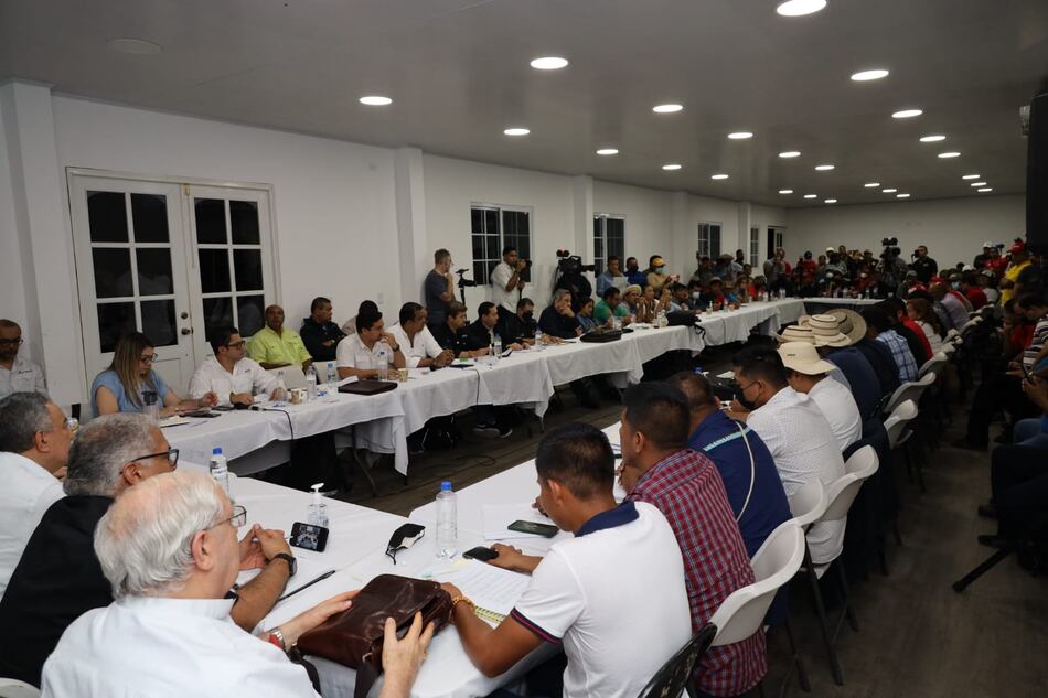 Proponen al Gobierno rebajar a $3 el galón del combustible, en el reinicio del diálogo