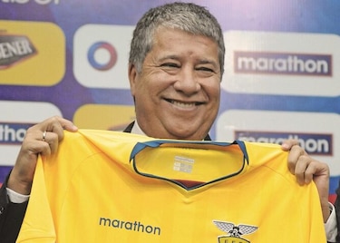 Hernán 'Bolillo' Gómez acuerda su salida con la selección de Ecuador