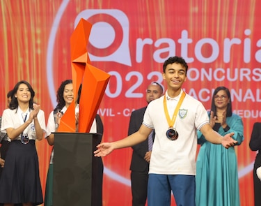 El estudiante Daniel Domínguez, del Instituto Episcopal San Cristóbal, se impone en el Concurso de Oratoria 2023