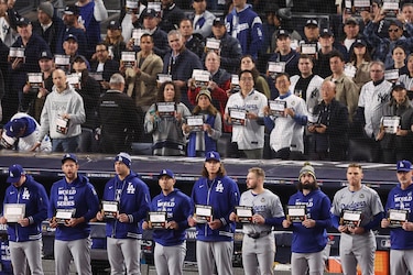 Los Yankees le prohíben la entrada al estadio a los dos fanáticos que agarraron del guante a Betts