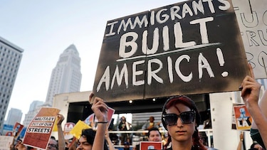 Jueza federal de Estados Unidos bloquea deportaciones rápidas de migrantes 