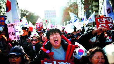 Surcoreanos chocan en piquetes por Park Geun-hye