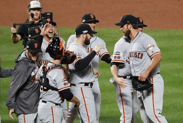 Bumgarner y Gillaspie colocan a Gigantes en serie divisional