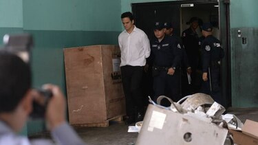 Raúl De Saint Malo abandona el juzgado, esposado y escoltado por la Policía