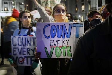 Facebook cierra un grupo pro Trump y los manifestantes se enfrentan en Filadelfia