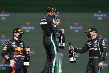 Red Bull y Mercedes continúan su duelo en España 