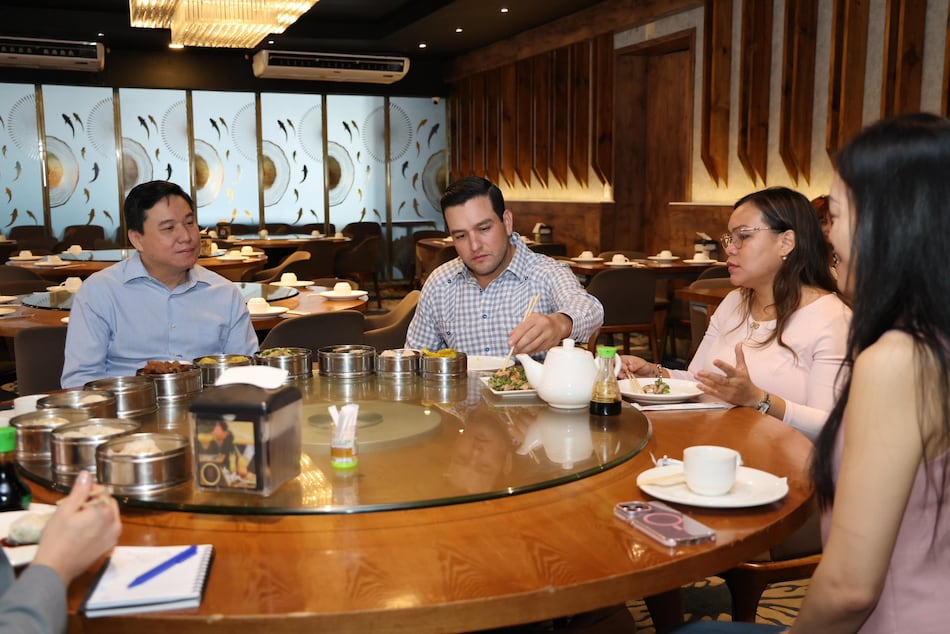 Embajador de Estados Unidos toma el desayuno chino con la diputada Patsy Lee