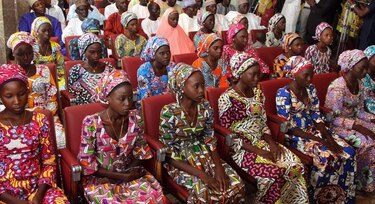 El presidente de Nigeria recibe a las 82 estudiantes liberadas en Chibok