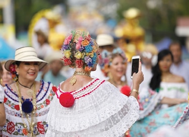 Tributo al traje típico de Panamá