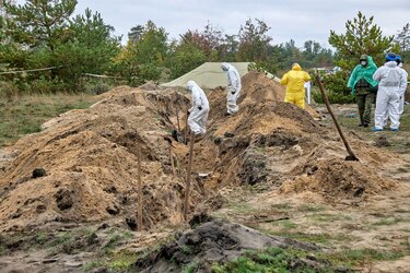 Exhumados más de 120 cuerpos en territorio liberado en la región de Donetsk