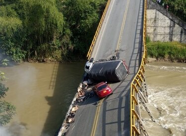 Mueren dos policías al colapsar un puente en el suroeste de Colombia