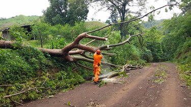 Levantan alertas de prevención tras paso de onda tropical por la región