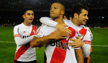 River derrota a Boca y toma ventaja