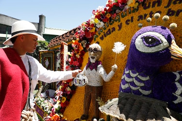 Medellín brilla con sus silleteros desfilando en el colorido cierre de la Feria de las Flores