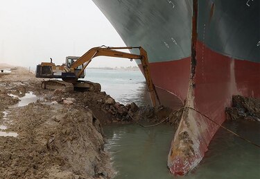 Con remolcadores y dragas tratan de mover navío de bandera panameña que bloquea el Canal de Suez