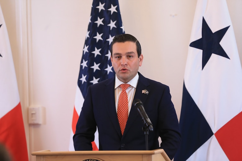 Kevin Cabrera se estrena como embajador con advertencias sobre China y reproche a críticos del MoU