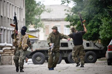Combates en Ucrania dejan un soldado muerto y amenazan tregua