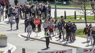 Policía hiere a hombre que sacó un arma de fuego en el Capitolio