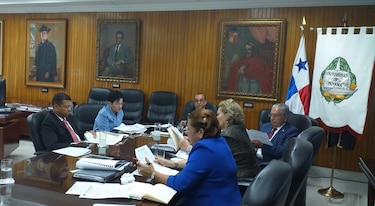 Aprobación de nuevas carreras: Retrasos, cobros anticipados y solicitud de auditoría