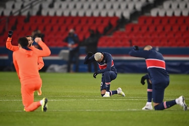 Jugadores se expresan contra el racismo con rodilla en tierra y puño en alto antes del partido PSG-Basaksehir
