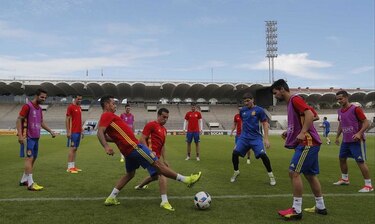España busca ganar para evitar a Alemania y Francia