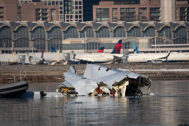 Recuperan 41 cuerpos del río Potomac tras accidente aéreo en Washington