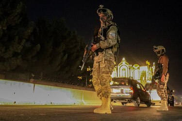Pakistán bombardea Kabul, la capital afgana, tras combates en la frontera