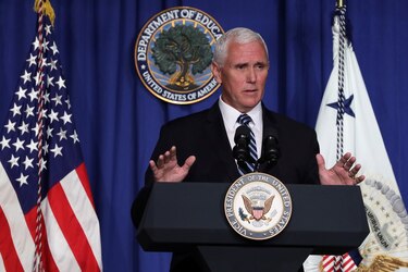 Pence llama ‘héroe’ al expresidente colombiano Uribe y pide fin de su arresto domiciliario