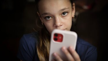 "Puse una foto de mi madre delante de la cámara y me dijo 'gracias por verificar tu edad'", los desafíos que enfrenta Australia para implementar la prohibición del acceso de los menores de 16 años a las redes sociales