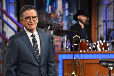 El presentador Stephen Colbert dice que CBS canceló la emisión de una entrevista con un candidato demócrata