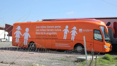 Juez español prohíbe la circulación de autobús con lemas antitransgénero