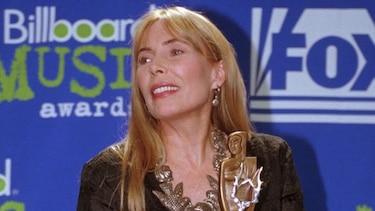 Joni Mitchell dice que se retira de Spotify por ‘mentiras sobre la covid’