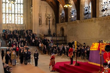 Arrestan a un hombre que tocó el féretro de Isabel II, en la vigilia en Westminster