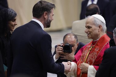 León XIV emprende su pontificado con un llamamiento a la paz en el mundo y a la unidad