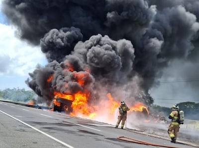 Se incendia camión cisterna y cierran la Interamericana cerca de Antón