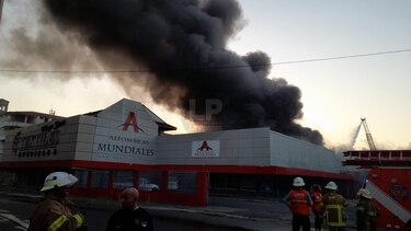 Bomberos controlan incendio en Calidonia