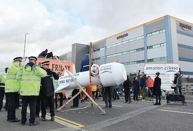 Activistas van en contra de Amazon en pleno Black Friday 