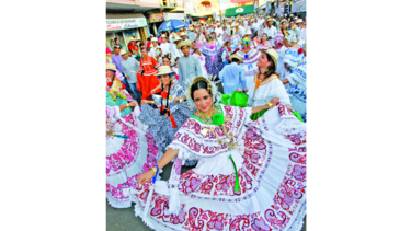 Simposio sobre el traje típico