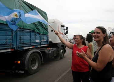 Transportistas argentinos levantan paro nacional